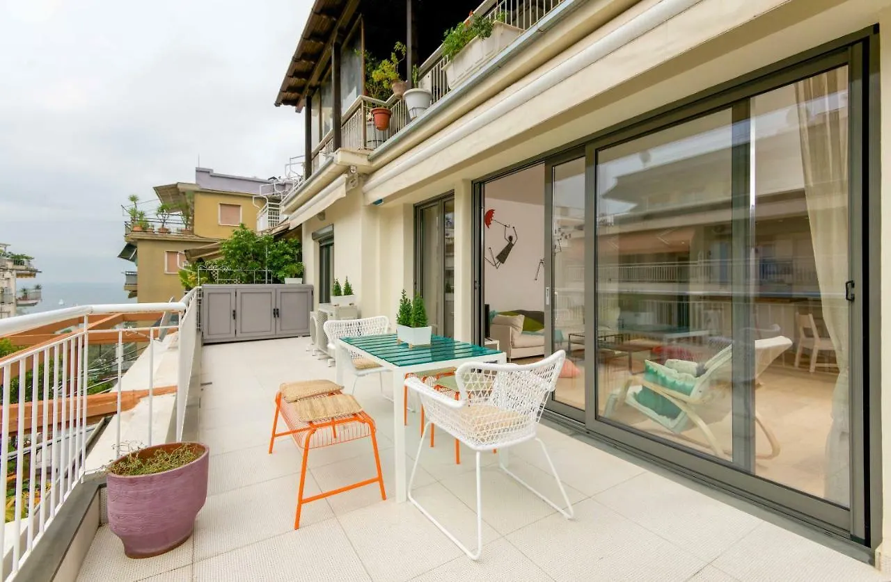 Stylish 3-Bedroom Apartment & Terrace Saloniki