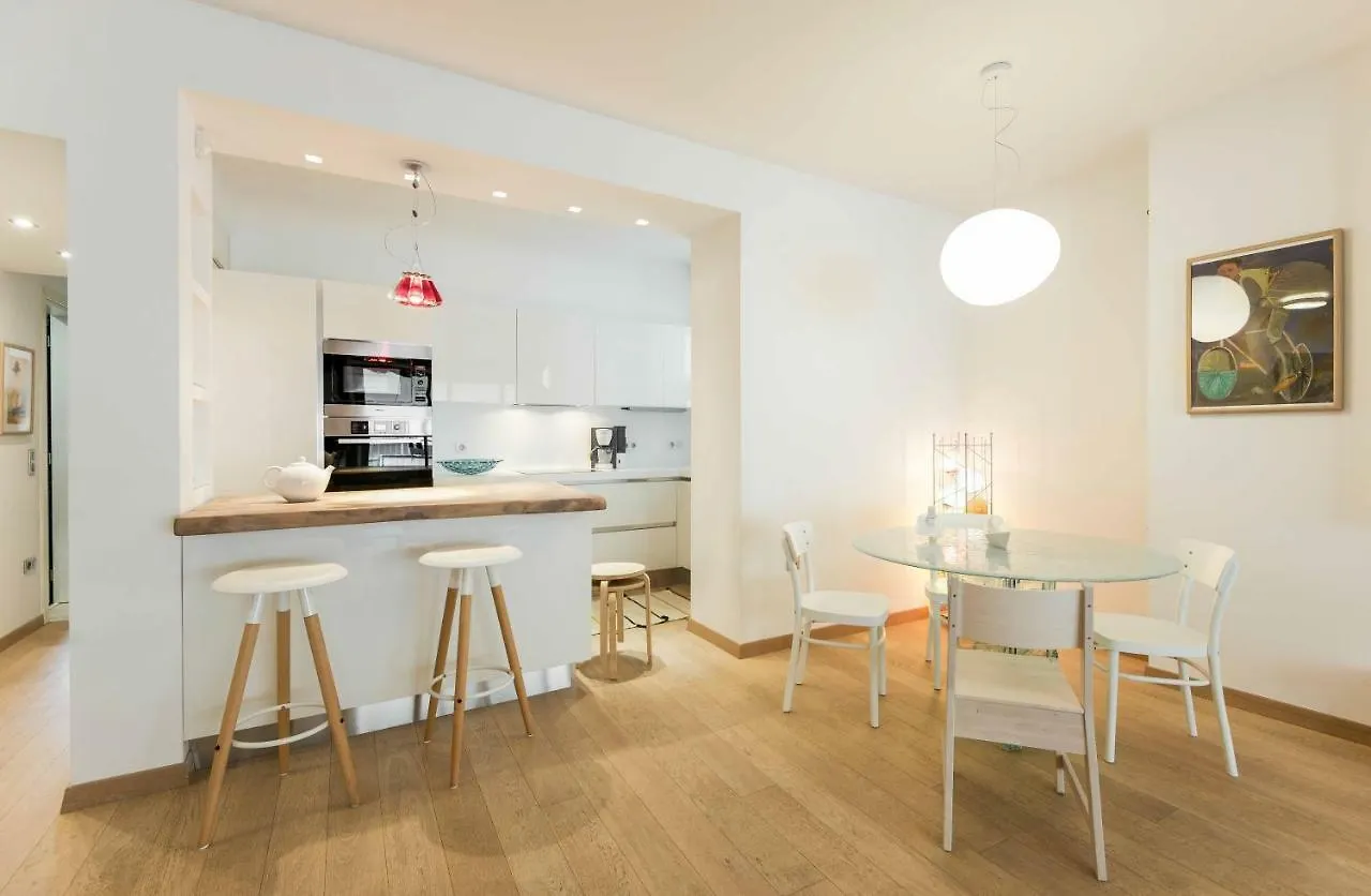 Stylish 3-Bedroom Apartment & Terrace Saloniki Grecja