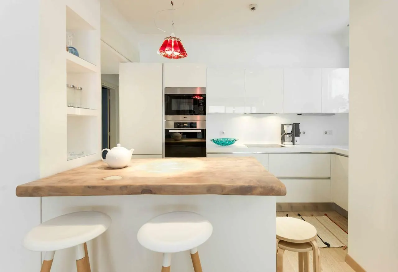 Stylish 3-Bedroom Apartment & Terrace Saloniki