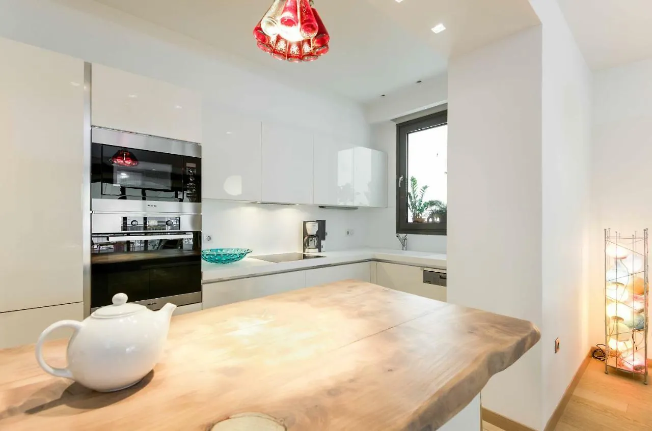 Stylish 3-Bedroom Apartment & Terrace Saloniki