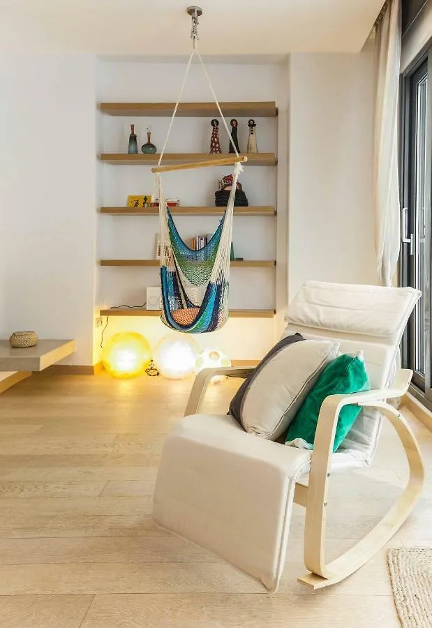 Stylish 3-Bedroom Apartment & Terrace Saloniki