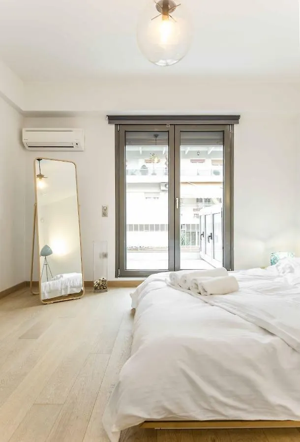 Stylish 3-Bedroom Apartment & Terrace Салоники