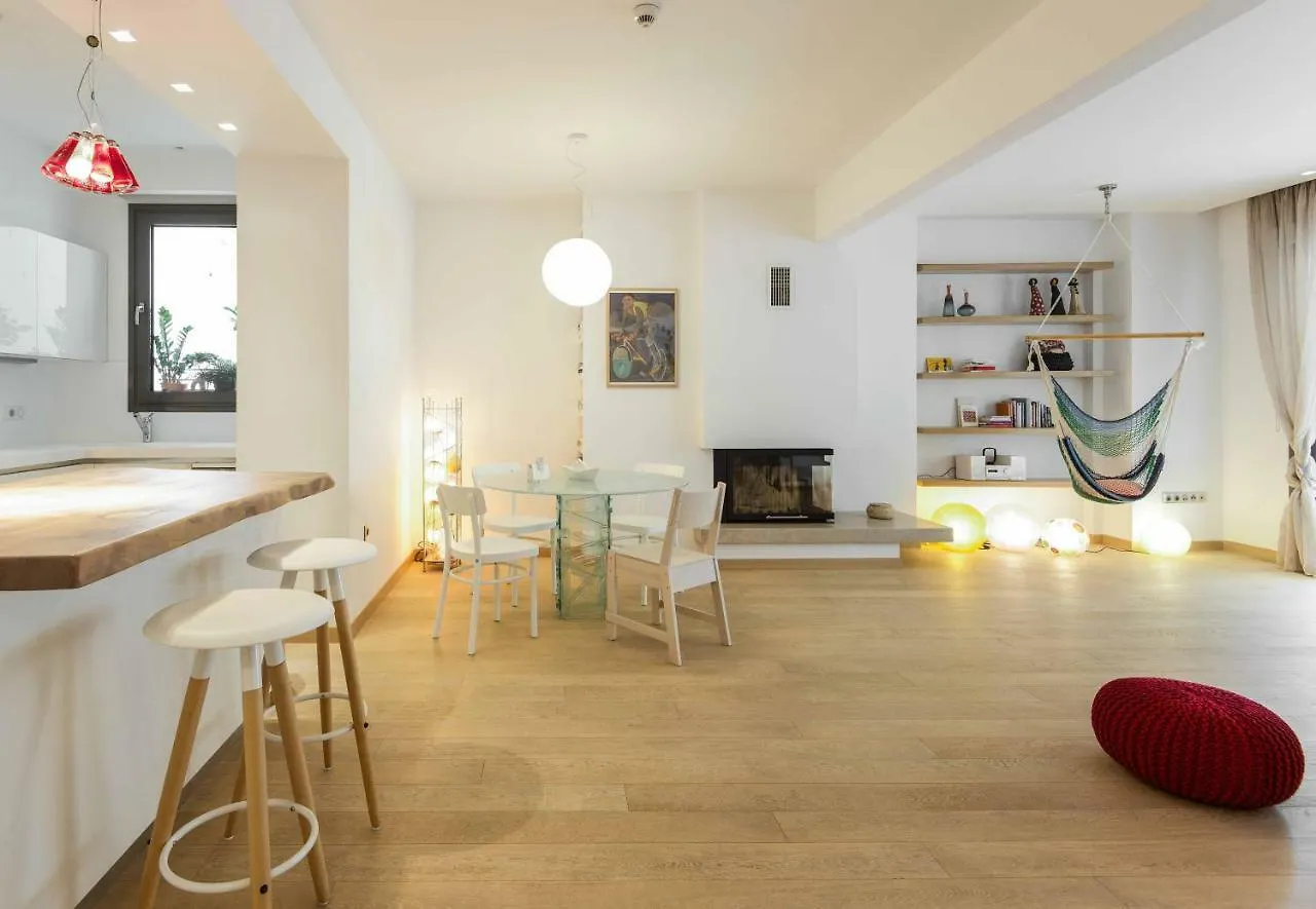 Stylish 3-Bedroom Apartment & Terrace Saloniki