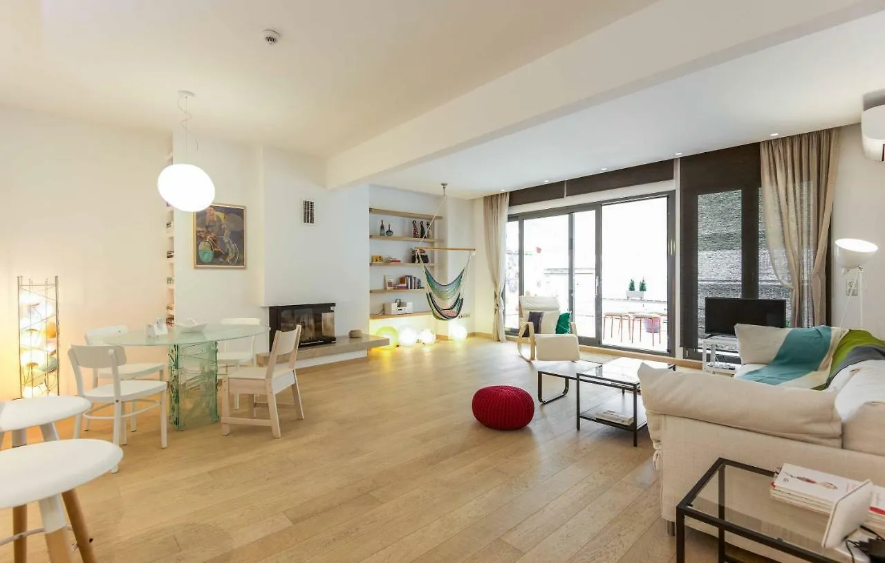 Stylish 3-Bedroom Apartment & Terrace Saloniki