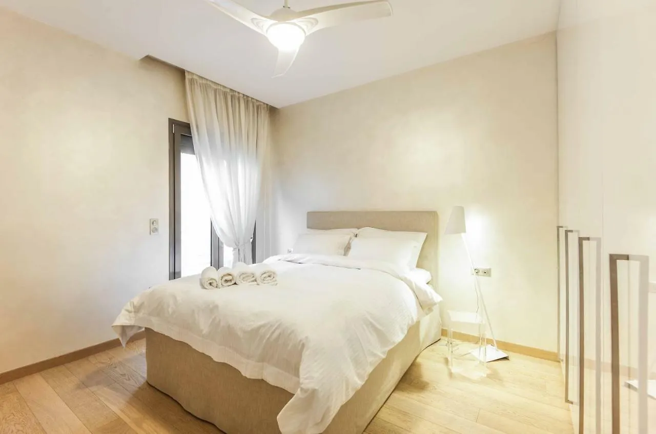 Stylish 3-Bedroom Apartment & Terrace Салоники